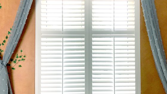 białe okiennice dekoracyjne, przykładowa aranżacja z shuttersami